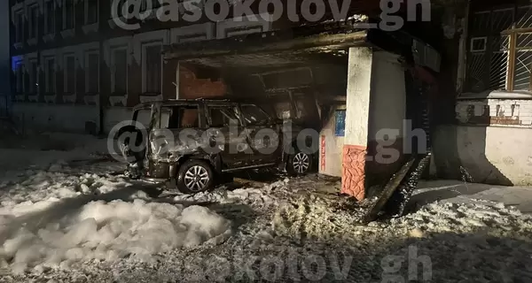 В России мужчина на авто протаранил военкомат и поджег машину