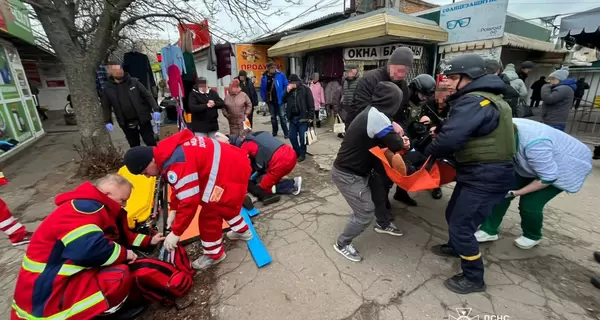 От российского удара по центральному рынку в Никополе пострадали восемь человек