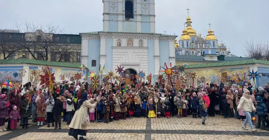 Рождественское шествие с колядницкими звездами: в центре Киева напомнили традиции украинцев