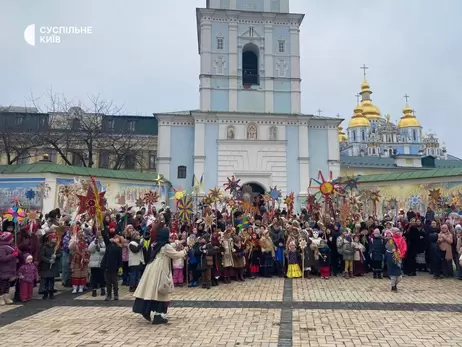 Різдзвяна хода з колядницькими зірками: у центрі Києва нагадали традиції українців