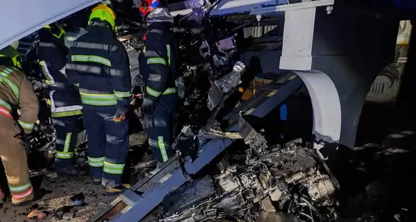 В Днепре автомобиль влетел в опору моста, погибли три человека