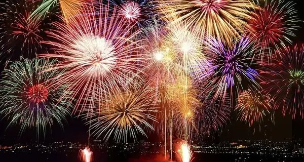 Вопреки запрету в Одессе и Львове запустили фейерверки