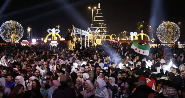 Сирийцы впервые за 54 года встретили Новый год без режима Асадов — с гуляниями и фейерверками