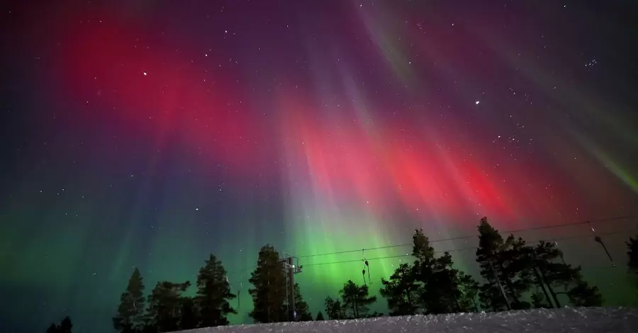 Фотографи показали північне сяйво у новорічну ніч - яскравіше за феєрверки