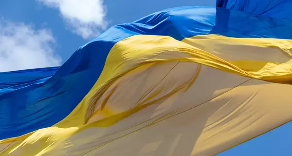 В Киеве во второй раз за зиму сняли главный флаг Украины из-за опасных погодных условий