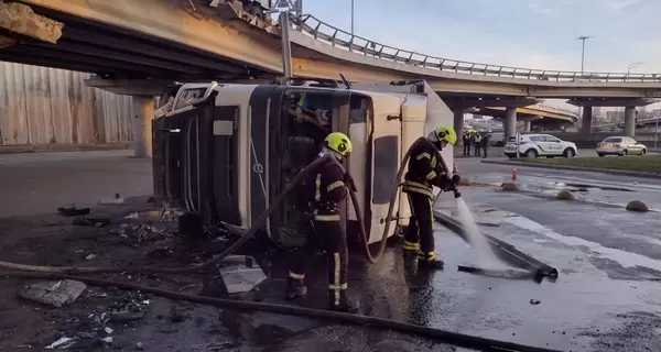 В Киеве грузовик слетел с моста, водитель выжил