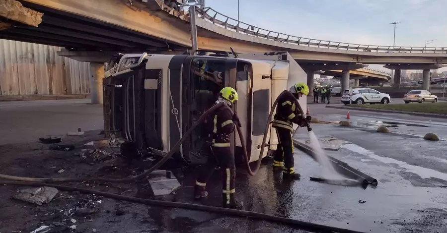 В Киеве грузовик слетел с моста, водитель выжил