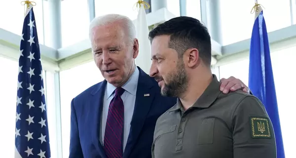 У 2023 році Зеленський подарував Байдену колаж за 2400 доларів, а посол України – коштовну брошку