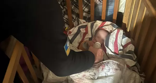У Києві 16-річна мати на кілька днів залишила немовля в зачиненій квартирі