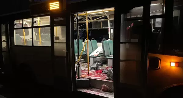 В Херсоне дрон попал в маршрутку - один человек погиб, еще шесть ранены