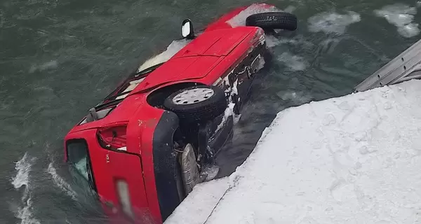 В Закарпатье автомобиль упал в реку - водитель смог выбраться, 35-летняя пассажирка погибла