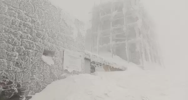 Спасатели предупреждают туристов об опасности в горах - в Карпатах возможно схождение лавин и шторм