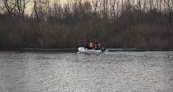 В Черниговской области дедушка с внуком провалились под лед, их ищут