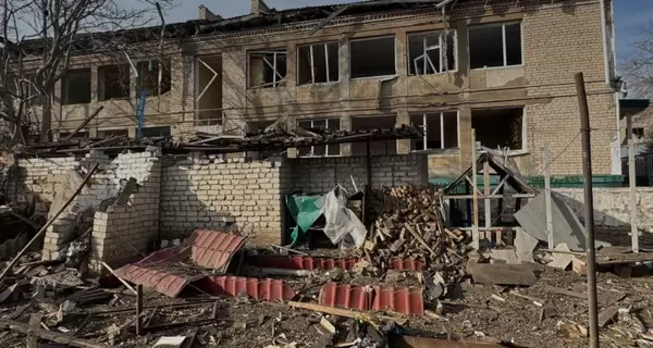 Россияне ударили тремя КАБами по центру Херсона - разрушен детсад, есть травмированные