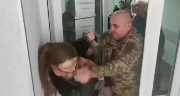 Омбудсмен требует наказать сотрудника харьковского ТЦК после конфликта с адвокатом