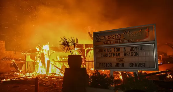 В Лос-Анджелесе продолжает бушевать масштабный пожар, огонь охватил новые территории