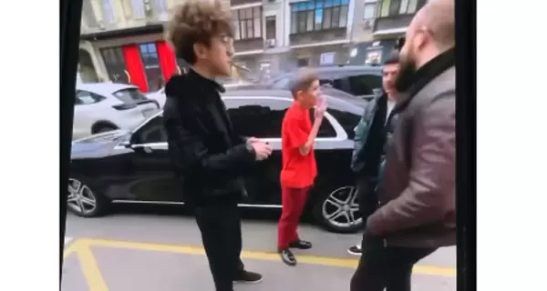 В центре Киева компания молодых людей перекрывала улицы и слушала российскую музыку