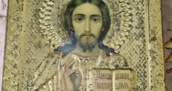 Пограничники задержали женщину из Днепра, пытавшуюся вывезти в Чехию 112-летнюю икону