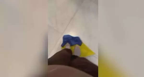 Полиция нашла участников инцидента, во время которого вандал стал ногами на флаг Украины