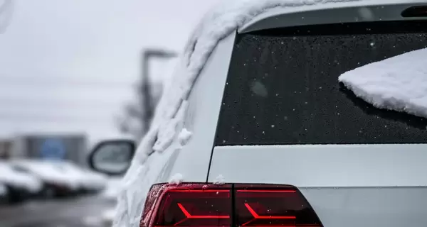 Як очистити лобове скло від льоду: поради експертів