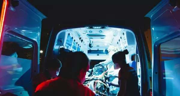 В Киеве в руках у ведущей взорвался боеприпас во время эфира