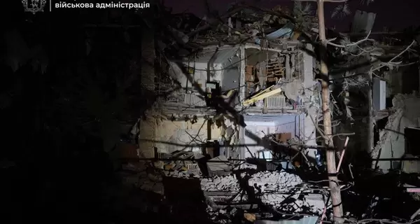 В Запорожье пес не отходит от своего хозяина, погибшего от российского удара