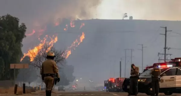 Возле Лос-Анджелеса снова вспыхнул лесной пожар, эвакуируют более 30 тысяч человек