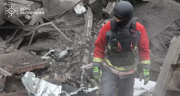 В Запорожье достали из-под завалов тело последней жертвы массированной атаки РФ