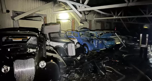 Под Киевом в результате ночной дроновой атаки РФ поврежден музей ретро-автомобилей