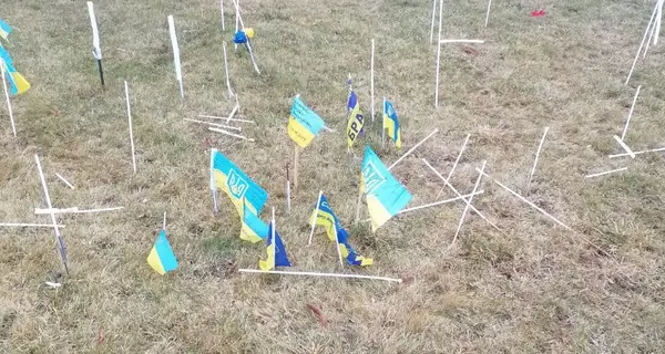 В Марганце мужчина похитил 150 флажков из местной Аллеи памяти Героев