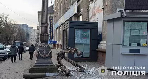 Гражданин Британии за одну ночь умудрился разбить стекло в райуправлении полиции и фонарь в центре Тернополя