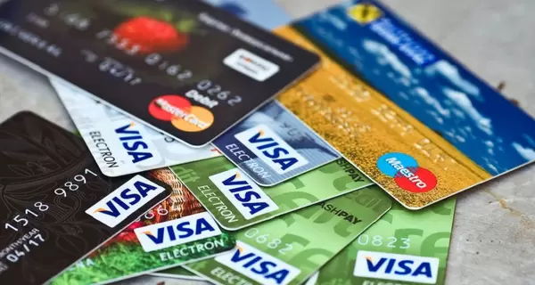 С 1 февраля банки введут лимиты на карточные переводы: как это коснется украинцев