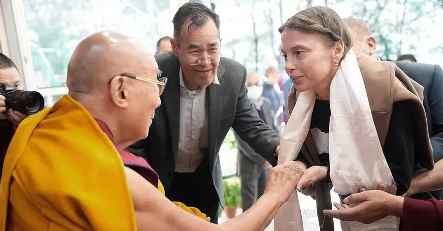 Ірена Карпа зустрілася з Далай-ламою і вручила йому подарунок