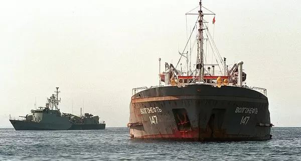 В Крыму обнаружили новые выбросы мазута с затонувших в Черном море российских танкеров