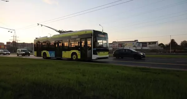 У Львові тролейбус на зупинці збив жінку - постраждала померла