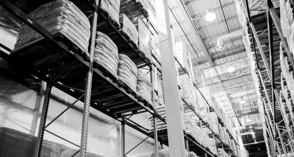 В Киевской области ночью россияне уничтожили гуманитарный склад с кормом для животных