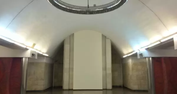 У Києві зі станції метро 