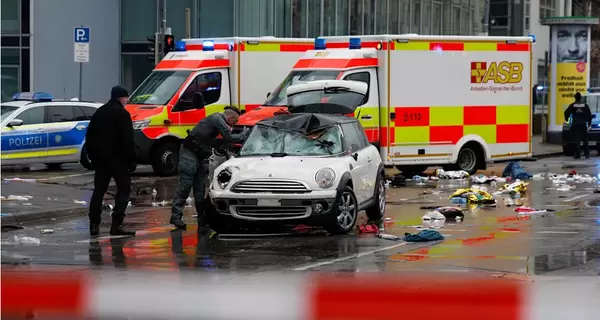 В Мюнхене автомобиль въехал в толпу демонстрантов, много травмированных