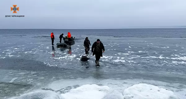 В Черкасской области спасли рыбаков, которые дрейфовали на льдине