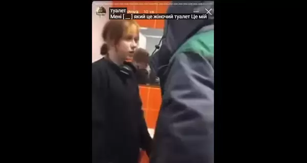 В соцсетях чиновника Опишняской ОТГ обвинили, что он пьяный ворвался в женскую уборную