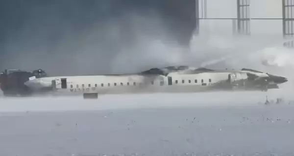 В Канаде самолет перевернулся при посадке в аэропорту Торонто, среди пострадавших ребенок