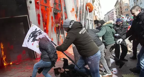 В Болгарии протестующие пытались поджечь здание ЕС, ранены 10 полицейских