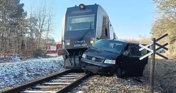 У Польщі бус, яким керував українець, врізався в потяг