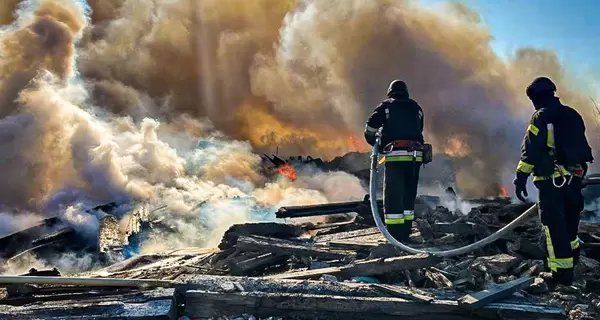 Россия нанесла авиаудар по Харьковщине - есть раненые, спасатели ищут людей под завалами   