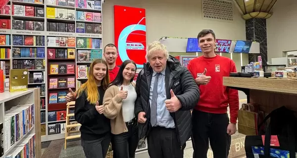 Борис Джонсон расписался в книгах в магазине «Книгарня Є»: их раскупили за 20 минут