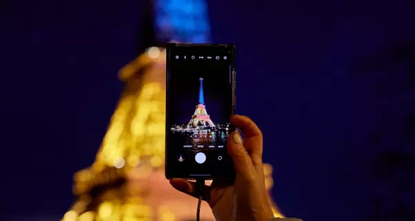 Эйфелевую башню подсветили цветами флага Украины в третью годовщину российского вторжения