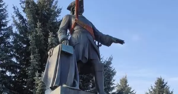 В Полтаве демонтировали памятник Петру I