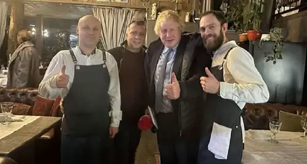 Борис Джонсон попробовал борщ в украинской кнайпе, где готовят по рецептам невестки Франко и жены Яремчука