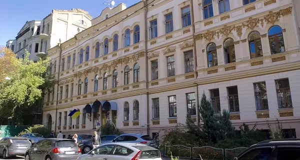 В Минкультуры дополнительно разъяснили решение остановить выдачу писем артистам для выезда за границу