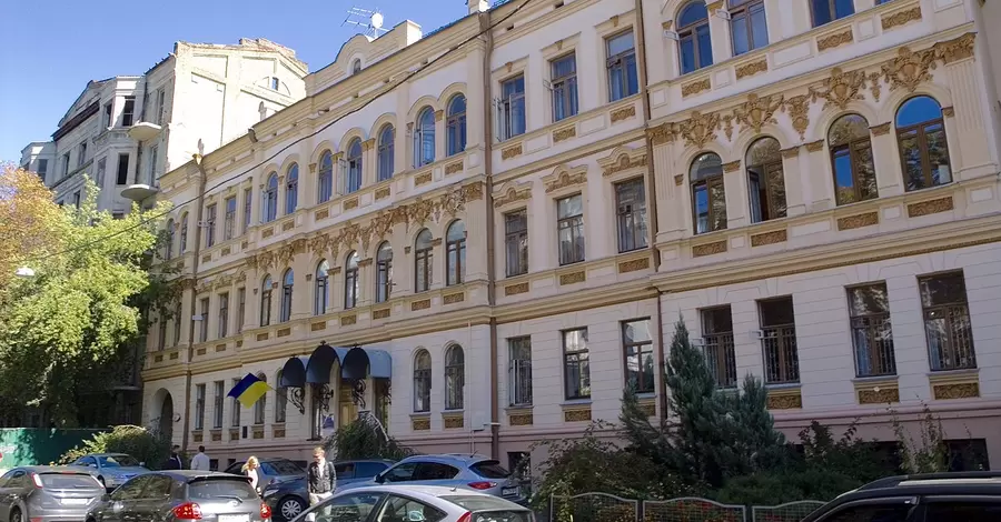 В Минкультуры дополнительно разъяснили решение остановить выдачу писем артистам для выезда за границу